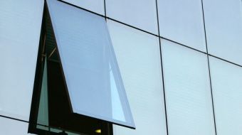 ventana proyectante muro cortina